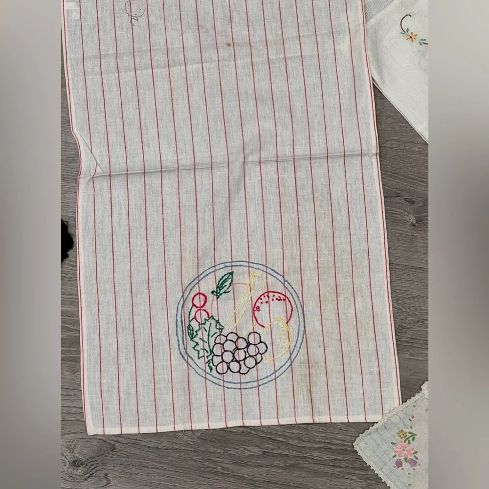 Lot of doilies, tea towels, tablecloths, appliquéd, crocheted, embroidered